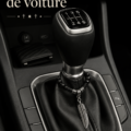 Une voiture avec des accessoires auto confortables et pratiques, tels que des coussins et des housses de siège