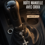 Une femme apprenant à conduire une voiture manuelle avec un accès sur le levier de vitesses.