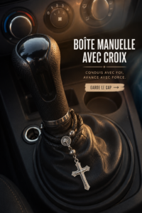 Une femme apprenant à conduire une voiture manuelle avec un accès sur le levier de vitesses.