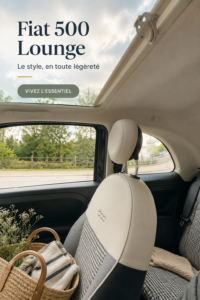 Vue de la Fiat 500 Lounge garée dans un environnement urbain enluminé par le soleil, mettant en avant son design élégant.
