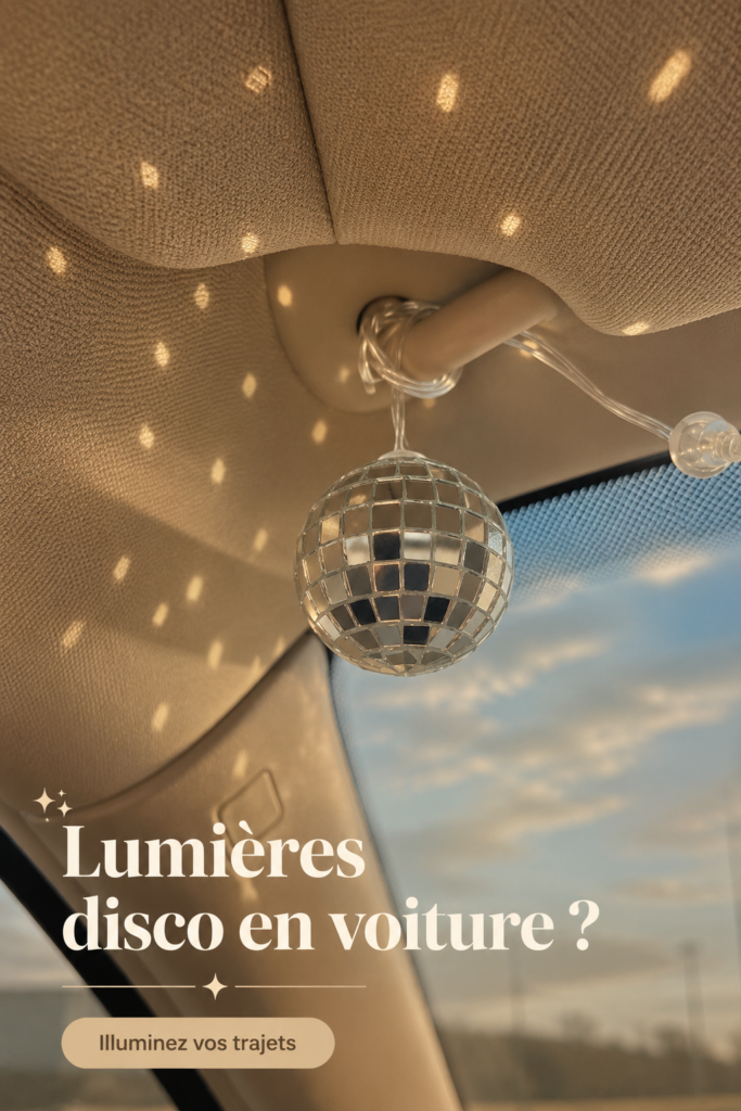 Une voiture avec des lumières disco colorées illuminant l'intérieur pendant la nuit