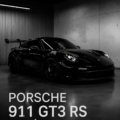 Porsche 911 GT3 RS Rosé sur une route pittoresque, symbolisant l'élégance et la performance automobile.