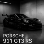 Porsche 911 GT3 RS Rosé sur une route pittoresque, symbolisant l'élégance et la performance automobile.