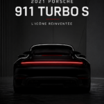 Image de la Porsche 911 Turbo S 2021 garée sur une route panoramique.