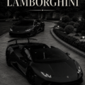 Une Lamborghini noire garée dans un décor urbain mystérieux, mettant en valeur son design luxueux.
