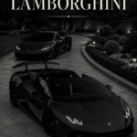Une Lamborghini noire garée dans un décor urbain mystérieux, mettant en valeur son design luxueux.