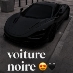 Voiture noire élégante garée sur une route pittoresque.