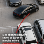 Femme au volant devant un créneau à réussir, préparée pour se garer.