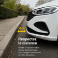 Femme souriante au volant d'une voiture, regard confiant sur la route, symbole de conduite sécurisée.