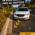 Une voiture se garant près d'un trottoir sans le rayer.