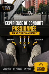 Une femme souriante conduisant une voiture manuelle sur une route de campagne