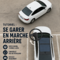 Femme conduisant une voiture en marche arrière dans une place de parking
