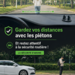 Conductrice attentive respectant la sécurité routière avec des piétons à proximité.