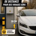 Une femme conduite une voiture sur une route en tournant à gauche, illustrant un virage sécuritaire.