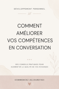 Femme souriante participant à une conversation conviviale.