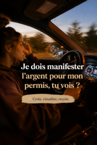 Femme souriante tenant les clés de sa voiture après avoir réussi à financer son permis de conduire.
