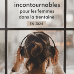 Femme écoutant un podcast avec des écouteurs en souriant, assise dans un parc.