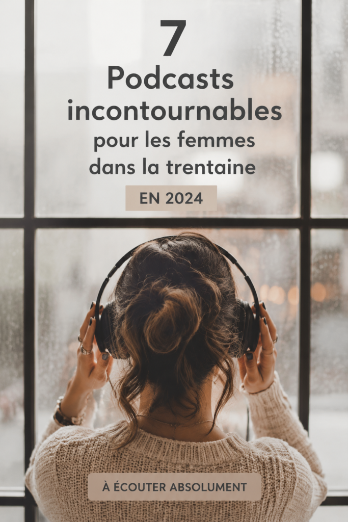 Femme écoutant un podcast avec des écouteurs en souriant, assise dans un parc.