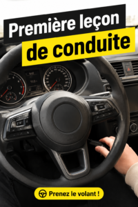 Femme célébrant sa première leçon de conduite dans une voiture automatique