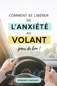 Femme au volant avec une expression détendue, surmontant son anxiété de conduite.