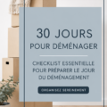 Femme préparant des cartons pour son déménagement avec une checklist en main.