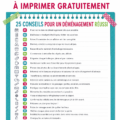 Une femme souriante consultante une checklist pendant son déménagement, avec des cartons autour d'elle.