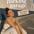 Une femme conduisant dans un parking en toute confiance.