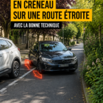 Une femme conduisant une voiture en train de réaliser un créneau sur une route étroite.