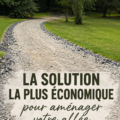 Vue d'une allée récemment revêtue avec du gravier économique.