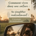 Une femme souriante assise dans sa voiture, entourée d'affaires soigneusement rangées, représentant la vie minimaliste.