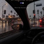 Conductrice sereine en voiture sous la pluie en Californie.