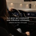 Femme souriante au volant d'une voiture, prête à prendre la route.