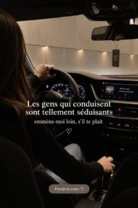 Femme souriante au volant d'une voiture, prête à prendre la route.