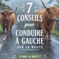 Femme souriante conduisant une voiture à gauche sur une route d'un pays où la conduite est à gauche.