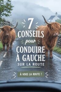 Femme souriante conduisant une voiture à gauche sur une route d'un pays où la conduite est à gauche.