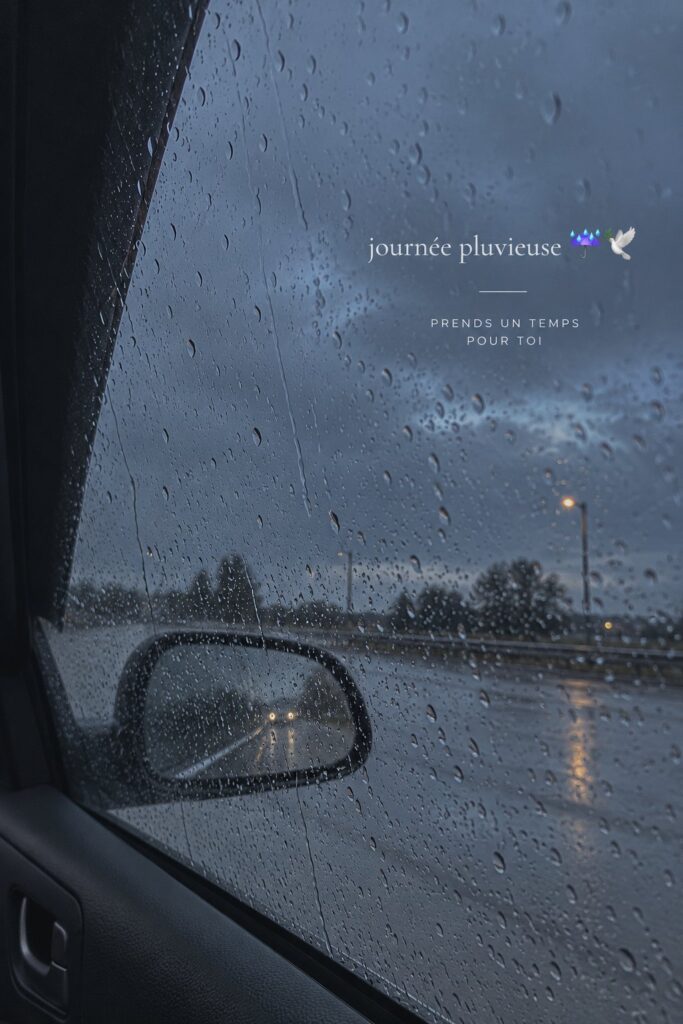 Femme conductrice souriante au volant par temps de pluie sur une route mouillée.