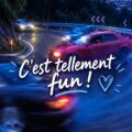 Femme utilisant un système audio dans sa voiture pour un trajet agréable.