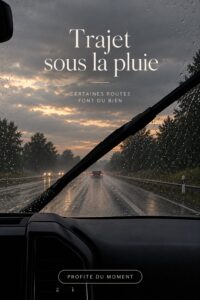 Femme souriante au volant de sa voiture sous la pluie, prête à profiter de son trajet.