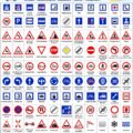 Une belle route avec des panneaux de signalisation clairs et visibles