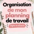 Femme chauffeur professionnel utilisant un planner pour organiser son travail.