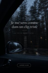 Femme conductrice souriante dans sa voiture, symbolisant le bien-être au volant.