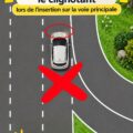 Une femme tenant le volant d'une voiture, montrant clairement son clignotant.