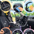 Une femme nettoie l'intérieur de sa voiture avec des produits de nettoyage adaptés.