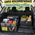 Coffre de voiture bien organisé avec plusieurs compartiments et accessoires pratiques.