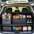 Coffre de voiture bien organisé avec des rangements pratiques.